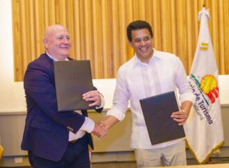 Transportistas, pieza clave del turismo: David Collado firma acuerdo con la ITF para fortalecer la movilidad turística sostenible.