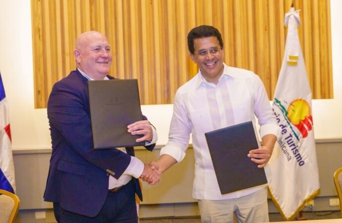 Transportistas, pieza clave del turismo: David Collado firma acuerdo con la ITF para fortalecer la movilidad turística sostenible.