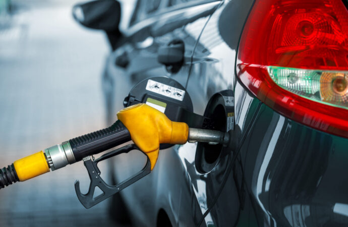 Gobierno reajusta combustibles
