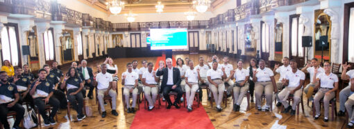 Presidente Abinader se reúne con 53 estudiantes sordos que completaron su formación en inteligencia artificial