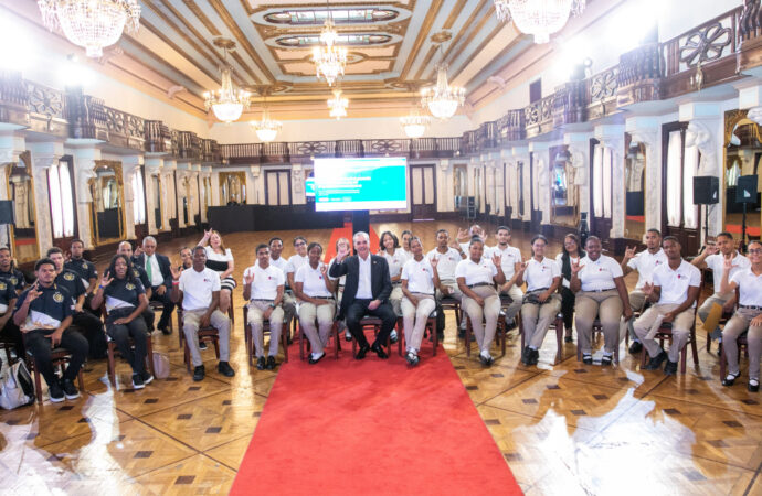 Presidente Abinader se reúne con 53 estudiantes sordos que completaron su formación en inteligencia artificial