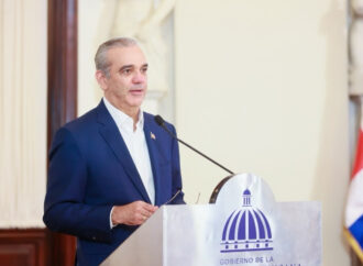 Presidente Abinader aboga por la libre competencia en telecomunicaciones para reducir tarifas y mejorar el servicio