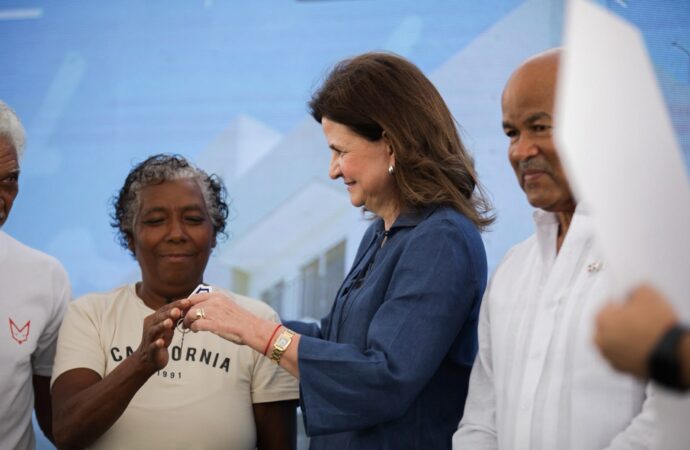Raquel Peña encabeza entrega de 168 apartamentos de Mi Vivienda Hato del Yaque en Santiago