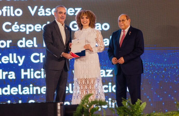Presidente Abinader entrega 1,500 becas internacionales para cursar programas de especialización, maestrías y doctorados en universidades del extranjero