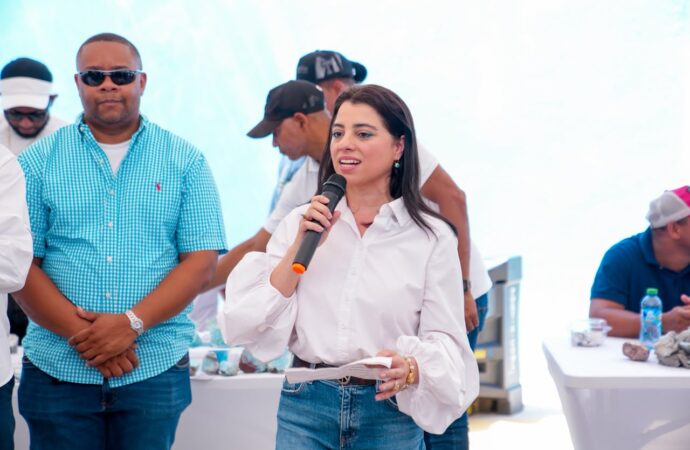 Primera feria confirma amplia disponibilidad de larimar para el mercado local