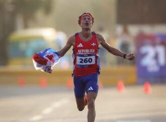 Dominicano Álvaro Abreu gana el oro y récord en la media maratón