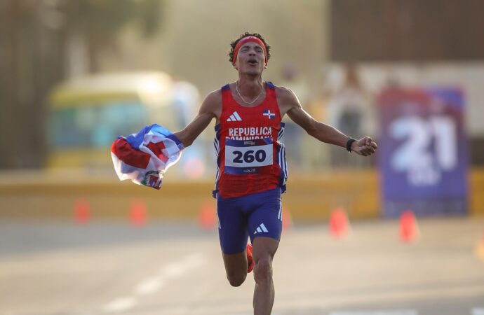 Dominicano Álvaro Abreu gana el oro y récord en la media maratón