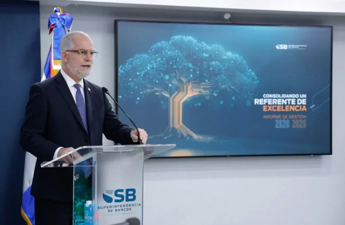Alejandro Fernández renuncia a un nuevo periodo en la Superintendencia de Bancos