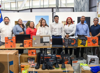 Ministro de Turismo David Collado entrega equipamiento a escuelas técnicas de Ciudad Colonial