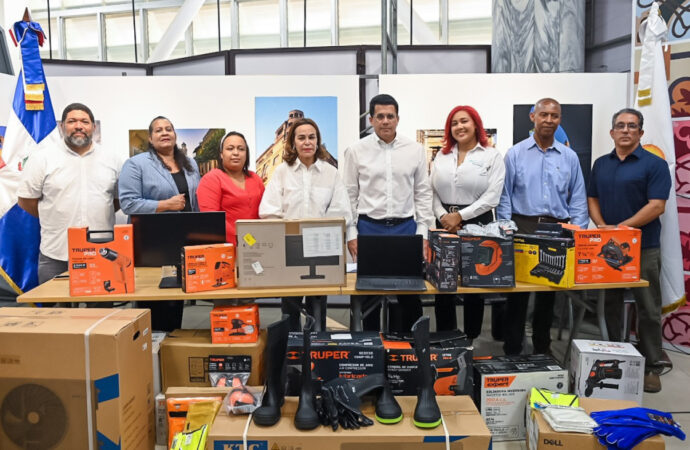 Ministro de Turismo David Collado entrega equipamiento a escuelas técnicas de Ciudad Colonial