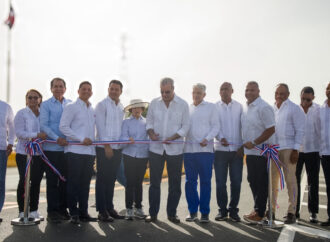 Presidente Luis Abinader inaugura en Matanzas nuevo puente sobre el río Galeón y asfaltado de calles, para fortalecer la conectividad vial y la productividad de Peravia