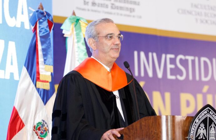 Presidente Abinader llama a 147 servidores públicos graduados a poner sus conocimientos al servicio de la ciudadanía y ejercer sus funciones con ética, transparencia y honestidad