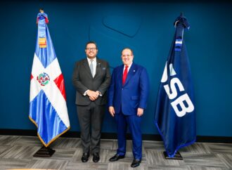 Ministro Magín Díaz juramenta a Enmanuel Cedeño Brea como nuevo superintendente de Bancos