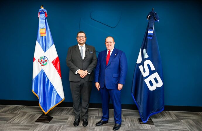 Ministro Magín Díaz juramenta a Enmanuel Cedeño Brea como nuevo superintendente de Bancos