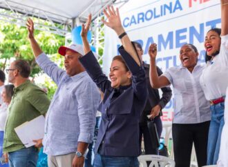 Carolina Mejía fue a Ocoa y a Peravia y prometió continuar las obras del presidente Abinader