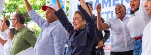 Carolina Mejía fue a Ocoa y a Peravia y prometió continuar las obras del presidente Abinader