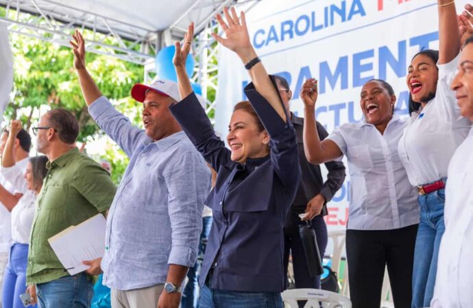 Carolina Mejía fue a Ocoa y a Peravia y prometió continuar las obras del presidente Abinader