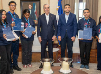 Presidente Luis Abinader recibe en Palacio Nacional a jóvenes dominicanos que rompieron récord mundial de lectura