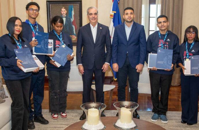 Presidente Luis Abinader recibe en Palacio Nacional a jóvenes dominicanos que rompieron récord mundial de lectura