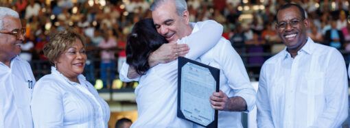 Presidente Abinader entrega 1,500 títulos que dan seguridad jurídica a 6,000 personas en El Almirante II y protegen el patrimonio de sus familias