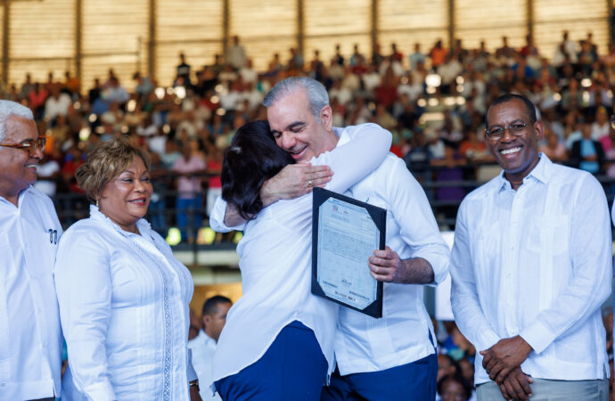 Presidente Abinader entrega 1,500 títulos que dan seguridad jurídica a 6,000 personas en El Almirante II y protegen el patrimonio de sus familias