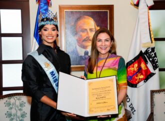 Carolina Mejía reconoce como hija adoptiva de Santo Domingo a Joheirry Mola, Miss Mundo 2026