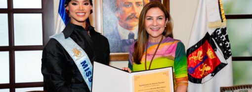 Carolina Mejía reconoce como hija adoptiva de Santo Domingo a Joheirry Mola, Miss Mundo 2026