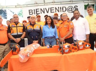 Viceministra Scarlet Benzán entrega utensilios laborales y motocicletas a la Defensa Civil de Santo Domingo Oeste