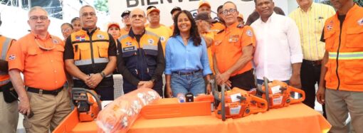 Viceministra Scarlet Benzán entrega utensilios laborales y motocicletas a la Defensa Civil de Santo Domingo Oeste