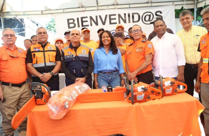 Viceministra Scarlet Benzán entrega utensilios laborales y motocicletas a la Defensa Civil de Santo Domingo Oeste