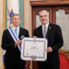 Presidente Luis Abinader condecora al excanciller Roberto Álvarez con la Orden del Mérito de Duarte, Sánchez y Mella, en el grado de Gran Cruz Placa de Plata