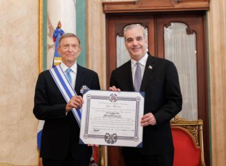 Presidente Luis Abinader condecora al excanciller Roberto Álvarez con la Orden del Mérito de Duarte, Sánchez y Mella, en el grado de Gran Cruz Placa de Plata