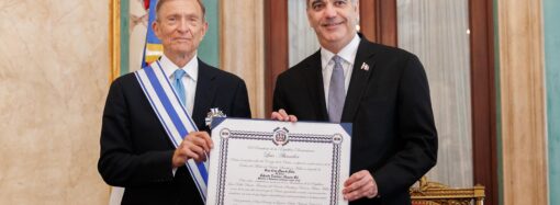Presidente Luis Abinader condecora al excanciller Roberto Álvarez con la Orden del Mérito de Duarte, Sánchez y Mella, en el grado de Gran Cruz Placa de Plata