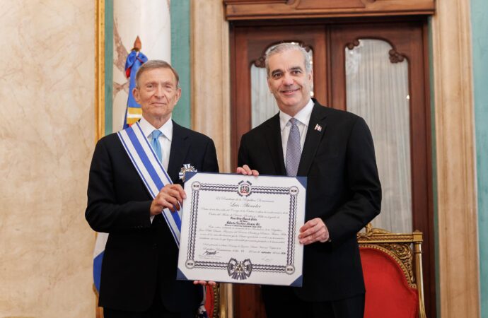 Presidente Luis Abinader condecora al excanciller Roberto Álvarez con la Orden del Mérito de Duarte, Sánchez y Mella, en el grado de Gran Cruz Placa de Plata