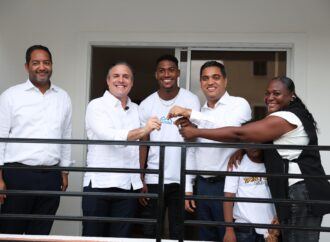 MIVED y Miderec entregan apartamento a Christopher Melenciano