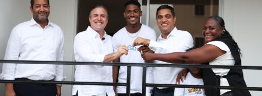 MIVED y Miderec entregan apartamento a Christopher Melenciano