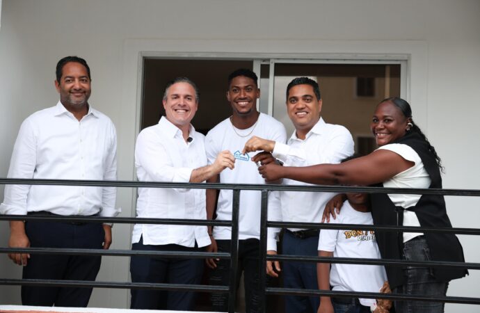 MIVED y Miderec entregan apartamento a Christopher Melenciano